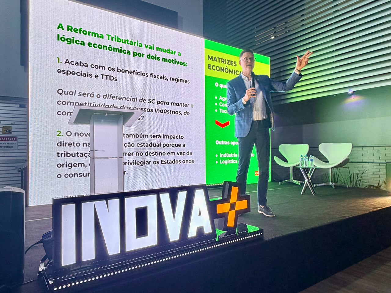 Secretário dando palestra no evento